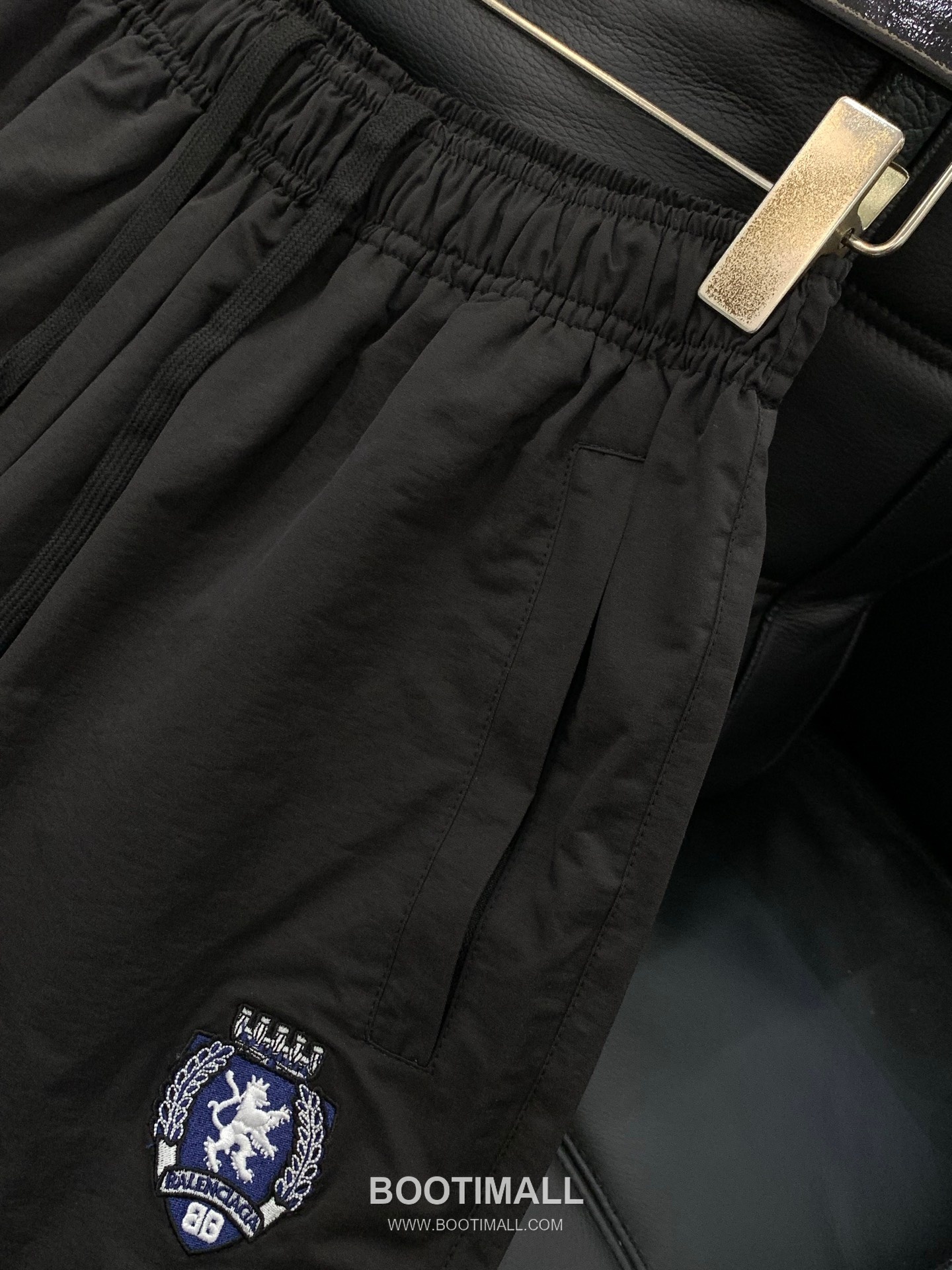Balenciaga SS26 Football Collection Track Jacket and Pants Set with Embroidered Crest 발렌시아가 SS26 풋볼 컬렉션 트랙 자켓 팬츠 세트 자수 크레스트 4