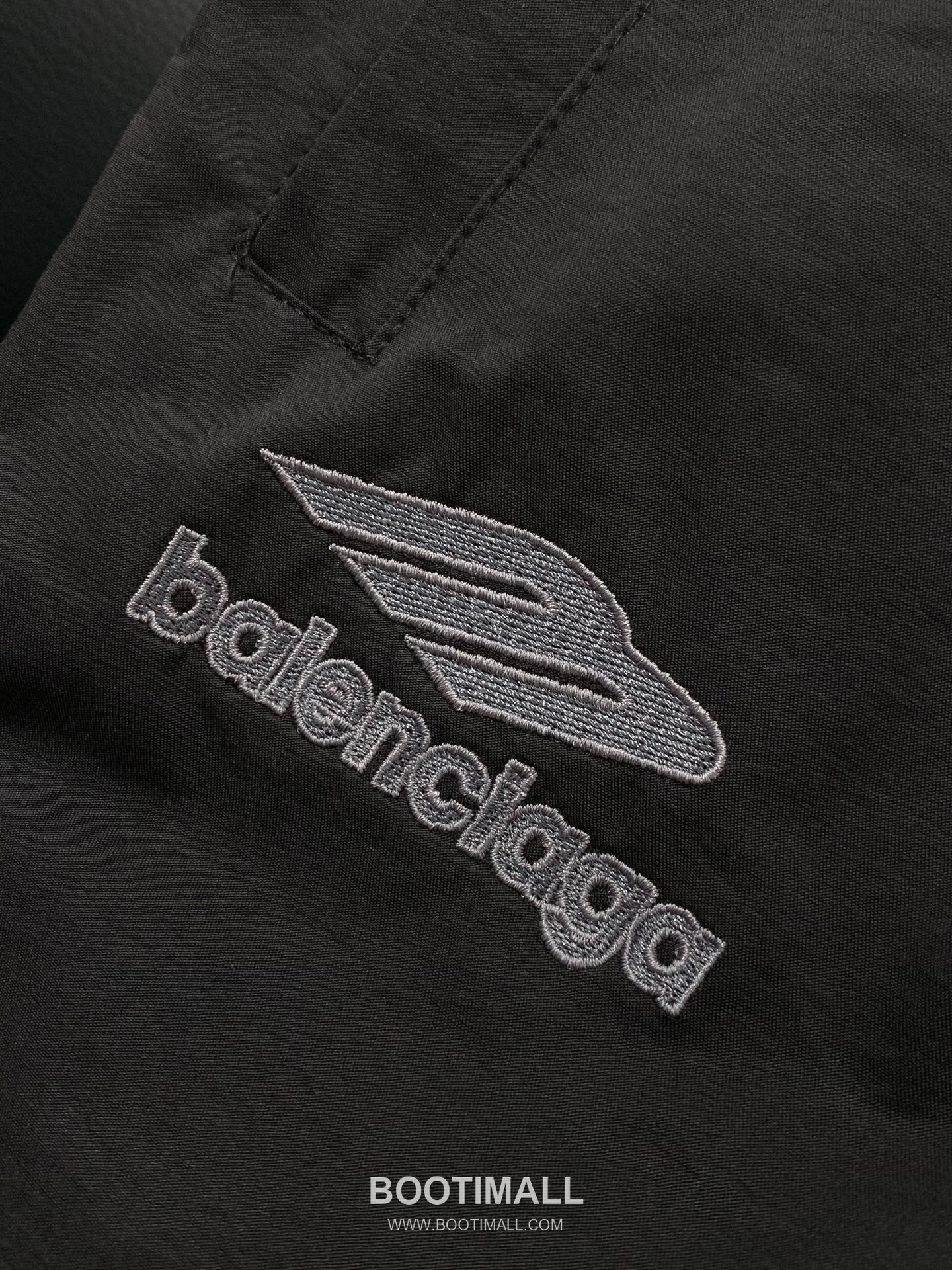 Balenciaga SS26 Football Collection Track Jacket and Pants Set with Embroidered Crest 발렌시아가 SS26 풋볼 컬렉션 트랙 자켓 팬츠 세트 자수 크레스트 6