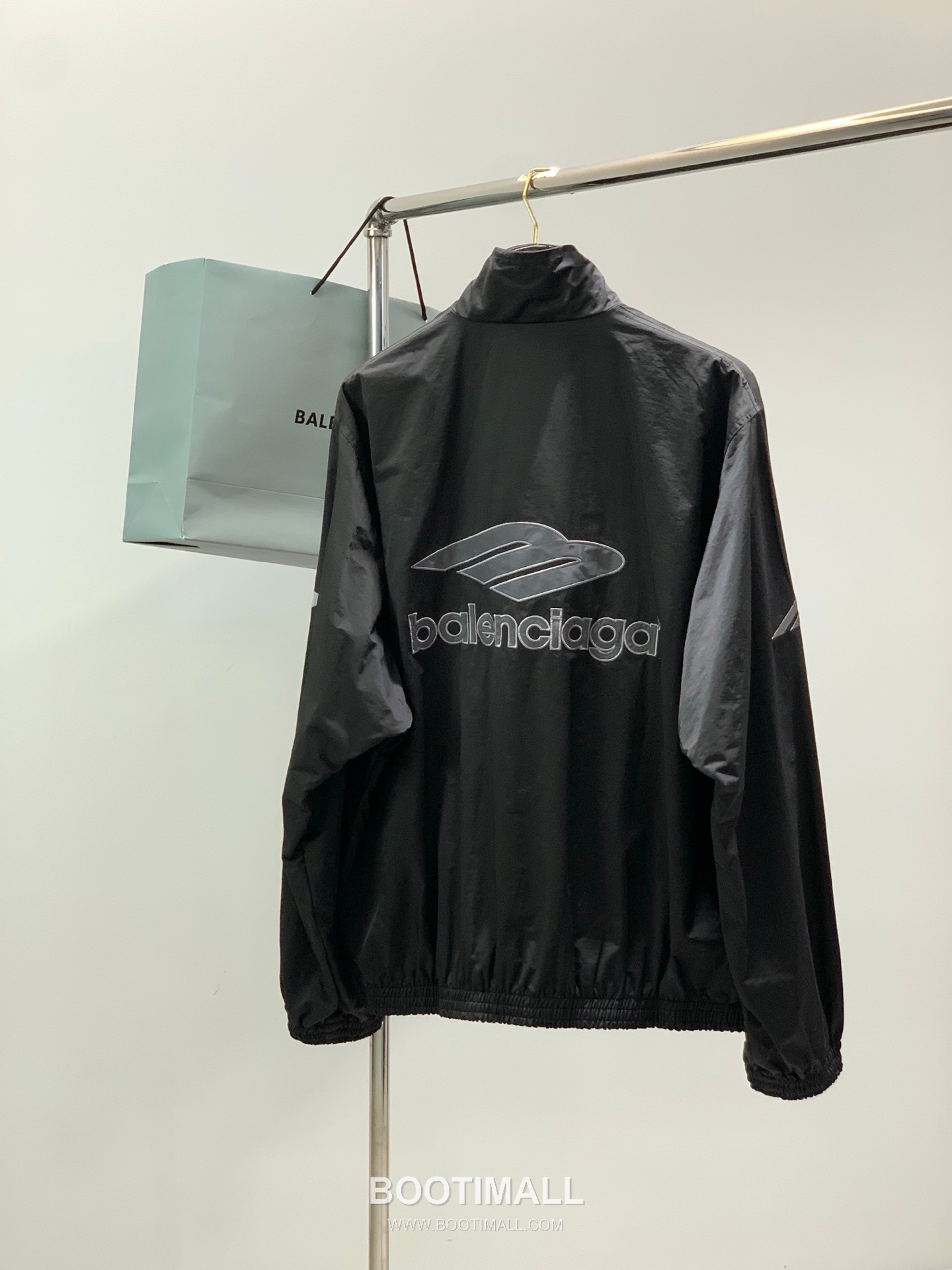 Balenciaga SS26 Football Collection Track Jacket and Pants Set with Embroidered Crest 발렌시아가 SS26 풋볼 컬렉션 트랙 자켓 팬츠 세트 자수 크레스트 11