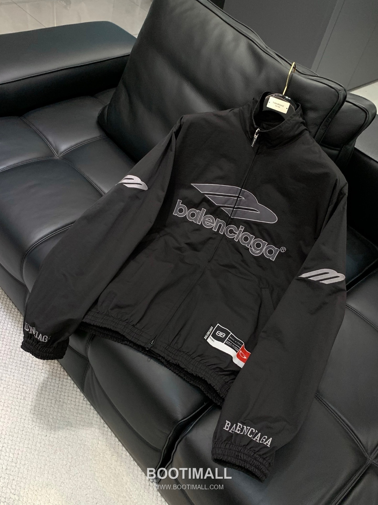 Balenciaga SS26 Football Collection Track Jacket and Pants Set with Embroidered Crest 발렌시아가 SS26 풋볼 컬렉션 트랙 자켓 팬츠 세트 자수 크레스트 12