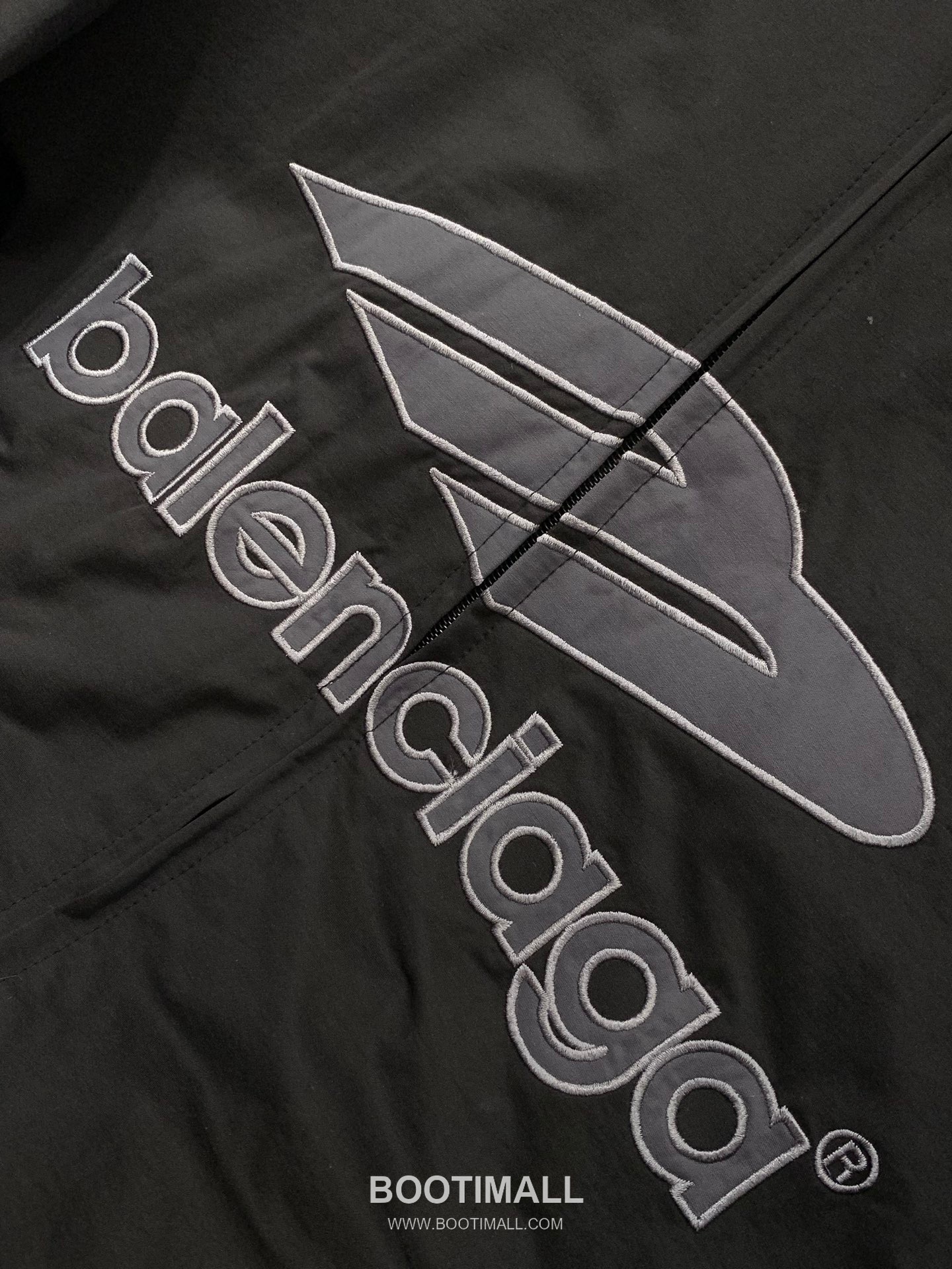 Balenciaga SS26 Football Collection Track Jacket and Pants Set with Embroidered Crest 발렌시아가 SS26 풋볼 컬렉션 트랙 자켓 팬츠 세트 자수 크레스트 14