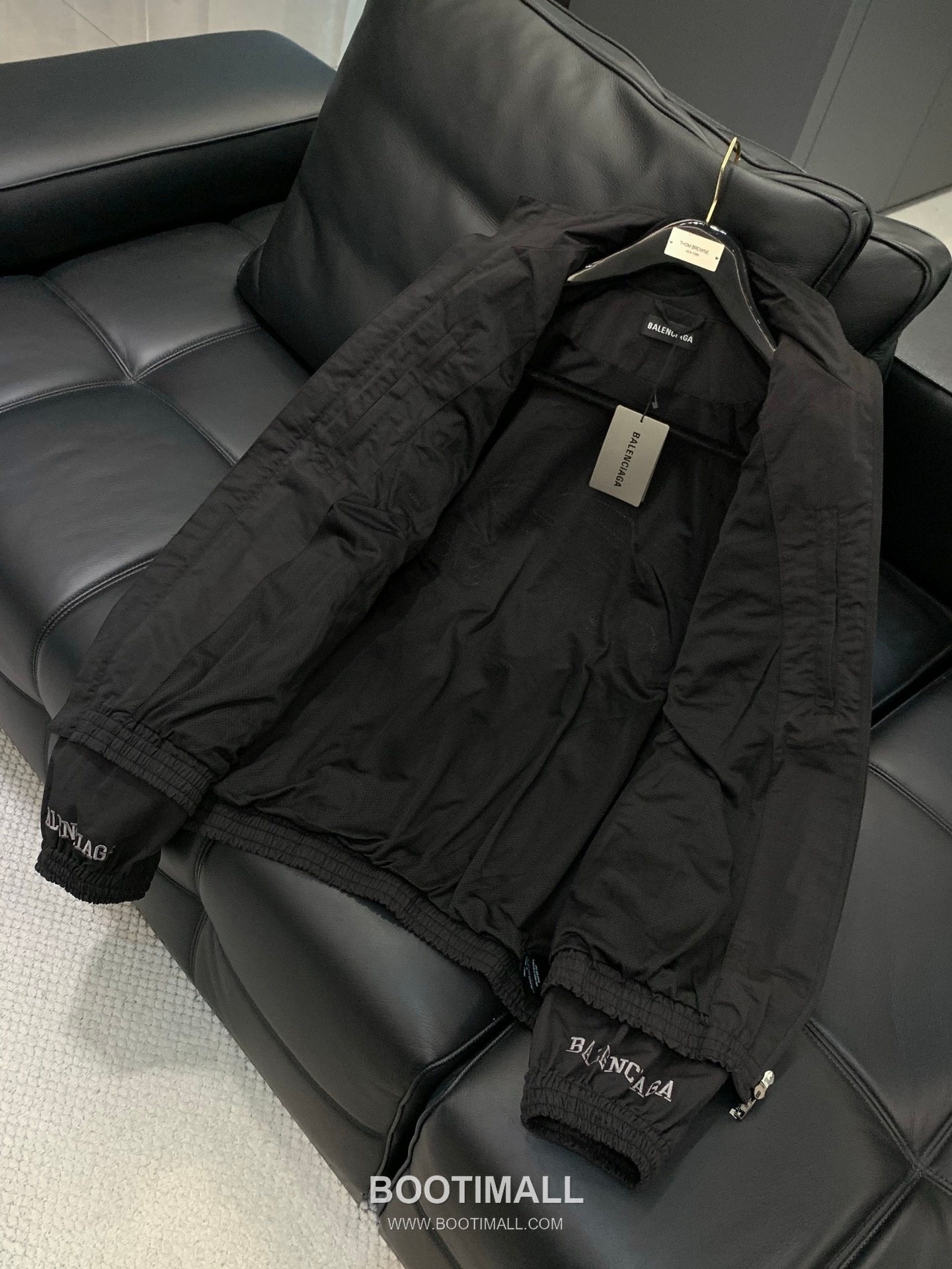 Balenciaga SS26 Football Collection Track Jacket and Pants Set with Embroidered Crest 발렌시아가 SS26 풋볼 컬렉션 트랙 자켓 팬츠 세트 자수 크레스트 17