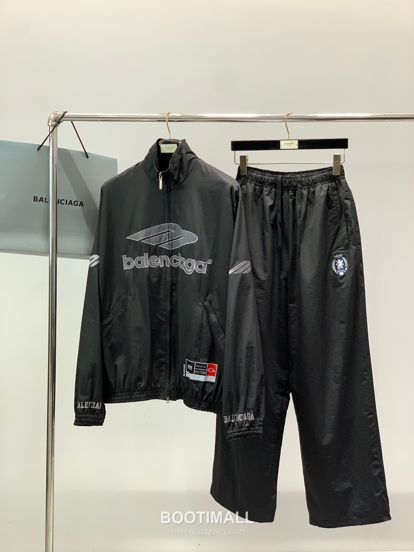 Balenciaga SS26 Football Collection Track Jacket and Pants Set with Embroidered Crest 발렌시아가 SS26 풋볼 컬렉션 트랙 자켓 팬츠 세트 자수 크레스트 18