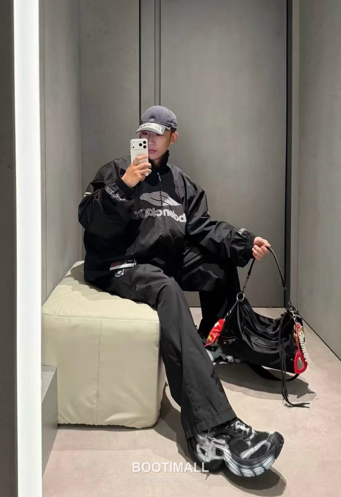 Balenciaga SS26 Football Collection Track Jacket and Pants Set with Embroidered Crest 발렌시아가 SS26 풋볼 컬렉션 트랙 자켓 팬츠 세트 자수 크레스트 4