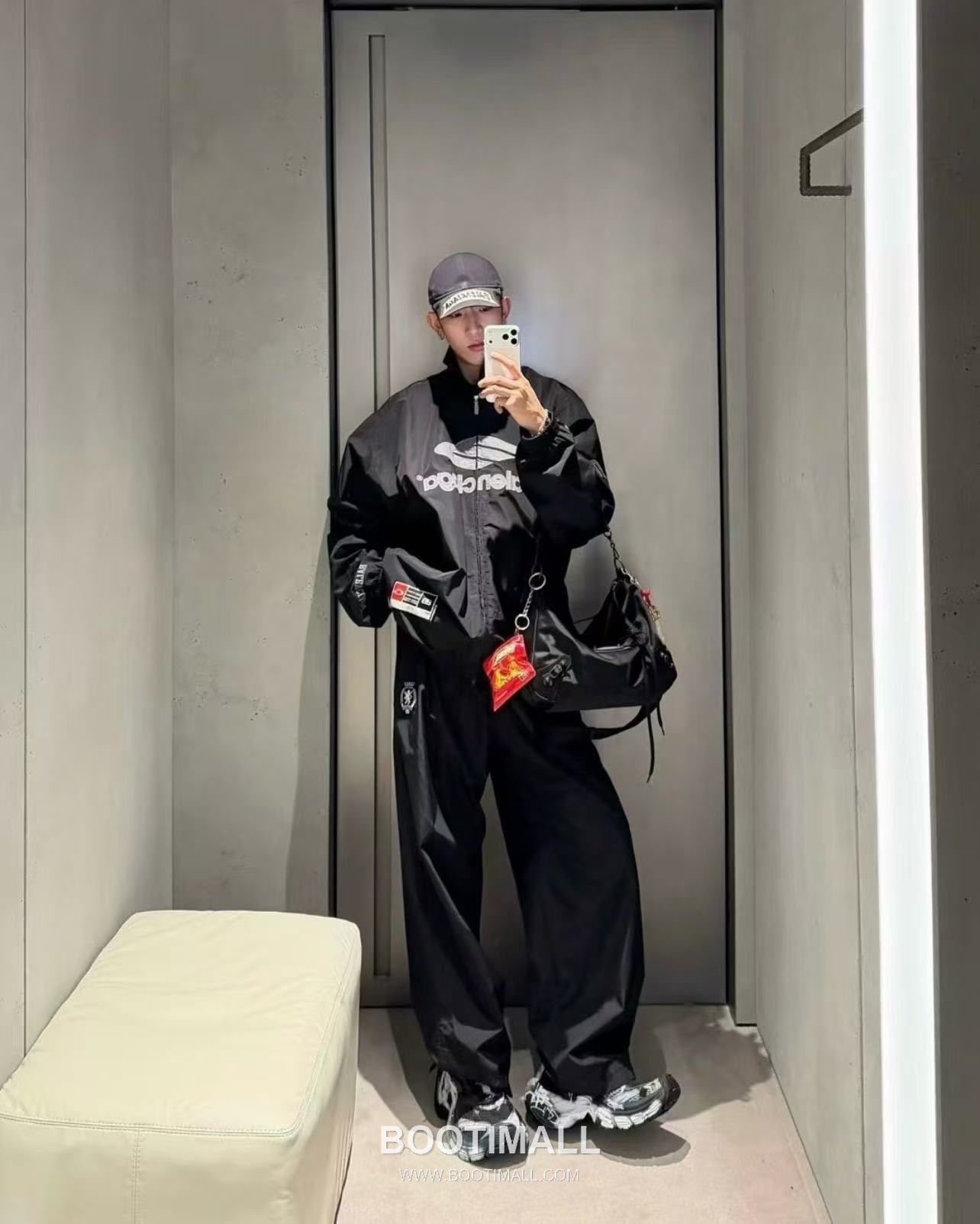 Balenciaga SS26 Football Collection Track Jacket and Pants Set with Embroidered Crest 발렌시아가 SS26 풋볼 컬렉션 트랙 자켓 팬츠 세트 자수 크레스트 6