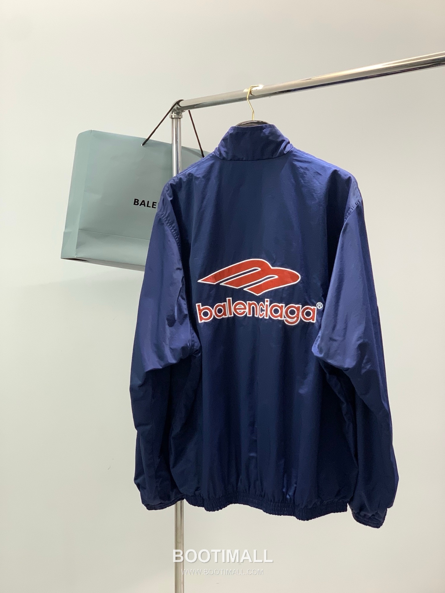 Balenciaga SS26 Football Collection Track Jacket and Pants Set with Embroidered Crest 발렌시아가 SS26 풋볼 컬렉션 트랙 자켓 팬츠 세트 자수 크레스트 9