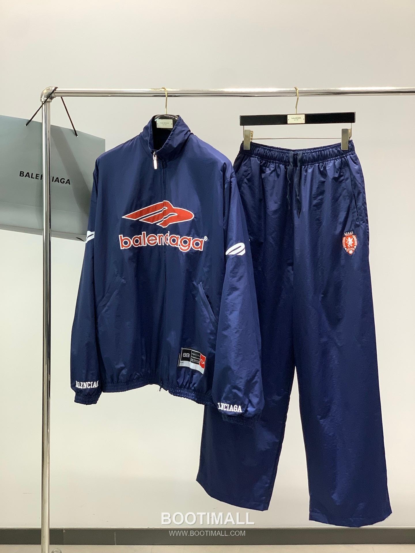 Balenciaga SS26 Football Collection Track Jacket and Pants Set with Embroidered Crest 발렌시아가 SS26 풋볼 컬렉션 트랙 자켓 팬츠 세트 자수 크레스트 16