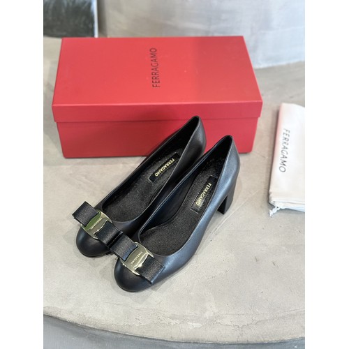 Salvatore Ferragamo Vara Bow Calfskin Block Heel Pumps 살바토레 페라가모 바라 리본 카프스킨 블록 힐 펌프스 504845 6cm