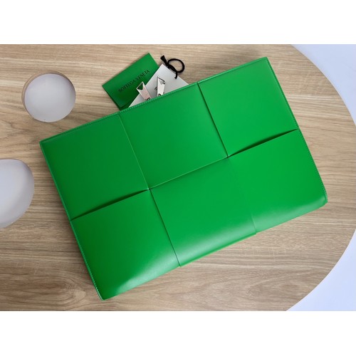 Bottega Veneta Intrecciato Leather Clutch Pouch Bag with Oversized Weave Detail 보테가베네타 인트레치아토 가죽 클러치 파우치백 오버사이즈 위빙 36cm